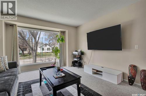 1418 B Avenue N, Saskatoon, SK - Indoor Photo Showing Living Room