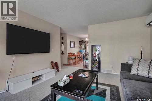 1418 B Avenue N, Saskatoon, SK - Indoor Photo Showing Living Room