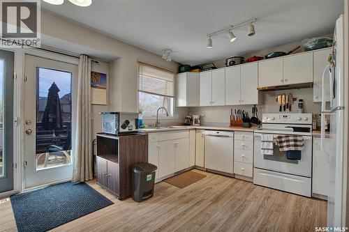 1418 B Avenue N, Saskatoon, SK - Indoor Photo Showing Kitchen