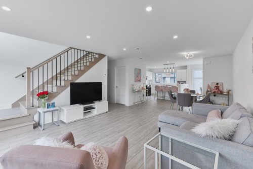 Vue d'ensemble - 536 Rue Du Muscat, Sainte-Marthe-Sur-Le-Lac, QC - Indoor Photo Showing Living Room