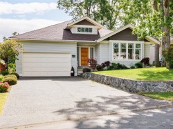 1537 Eric Rd Saanich, BC V8N 5Y6