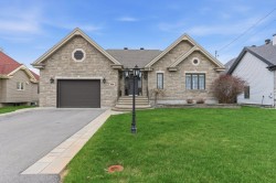 211 Rue des Francs-Tireurs  Les Coteaux, QC J7X 1P6
