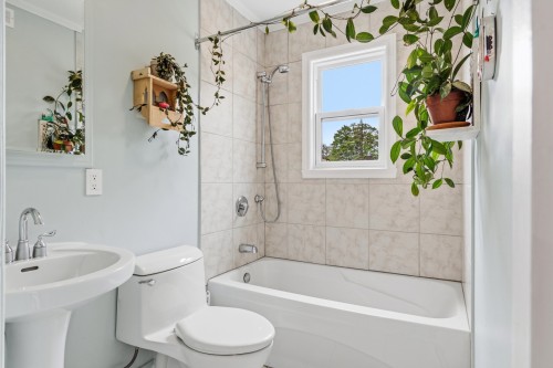 Bathroom - 242 Rue Bernard, Beloeil, QC - Indoor Photo Showing Bathroom