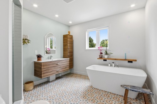 Master Bathroom - 242 Rue Bernard, Beloeil, QC - Indoor Photo Showing Bathroom