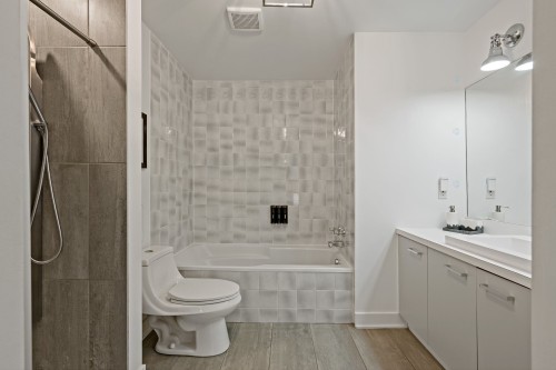 Salle de bains attenante à la CCP - 311-113 Rue Cuttle, Mont-Tremblant, QC - Indoor Photo Showing Bathroom
