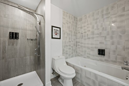 Salle de bains attenante à la CCP - 311-113 Rue Cuttle, Mont-Tremblant, QC - Indoor Photo Showing Bathroom