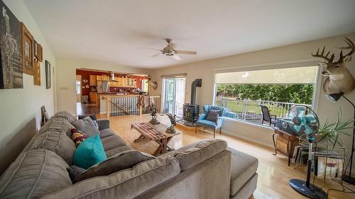 5121 Mission Road, Cranbrook, BC - Indoor Photo Showing Living Room