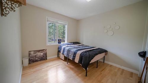 5121 Mission Road, Cranbrook, BC - Indoor Photo Showing Bedroom