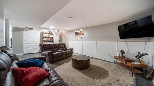 5121 Mission Road, Cranbrook, BC - Indoor Photo Showing Living Room