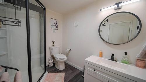 5121 Mission Road, Cranbrook, BC - Indoor Photo Showing Bathroom