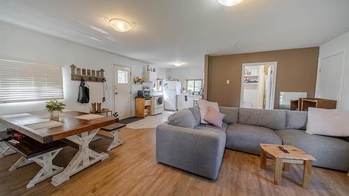 5121 Mission Road, Cranbrook, BC - Indoor Photo Showing Living Room