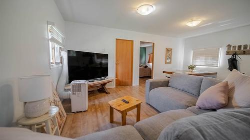 5121 Mission Road, Cranbrook, BC - Indoor Photo Showing Living Room