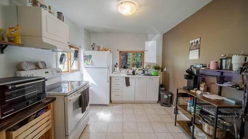 5121 Mission Road, Cranbrook, BC - Indoor Photo Showing Kitchen