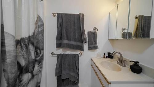 5121 Mission Road, Cranbrook, BC - Indoor Photo Showing Bathroom