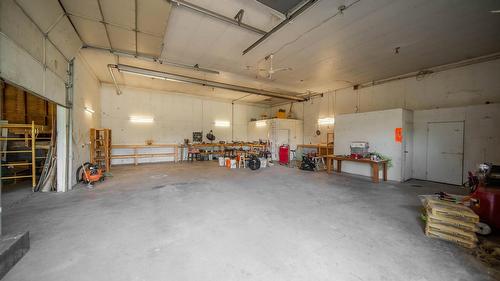 5121 Mission Road, Cranbrook, BC - Indoor Photo Showing Garage