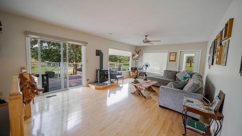 5121 Mission Road, Cranbrook, BC - Indoor Photo Showing Living Room