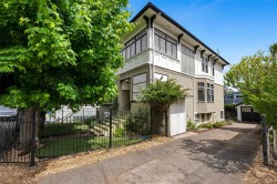 1909 FERNWOOD Rd Victoria, BC V8T 2Y6