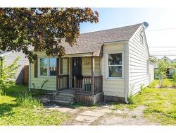 1532 JANETTE Windsor, ON N9A 4Z0