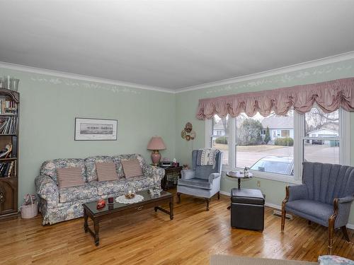 237 Windemere Avenue S, Thunder Bay, ON - Indoor Photo Showing Living Room