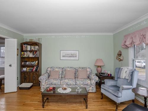 237 Windemere Avenue S, Thunder Bay, ON - Indoor Photo Showing Living Room