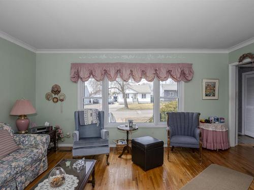 237 Windemere Avenue S, Thunder Bay, ON - Indoor Photo Showing Living Room