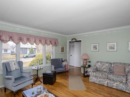 237 Windemere Avenue S, Thunder Bay, ON - Indoor Photo Showing Living Room