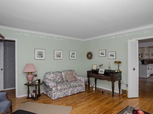 237 Windemere Avenue S, Thunder Bay, ON - Indoor Photo Showing Living Room