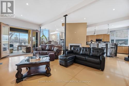 186 Wyndham Street, Mississauga, ON - Indoor Photo Showing Living Room
