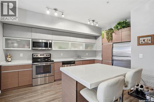 102 225 Maningas Bend, Saskatoon, SK - Indoor Photo Showing Kitchen With Stainless Steel Kitchen
