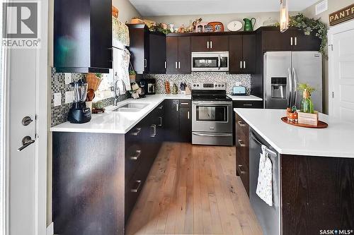 524 Maple Crescent, Warman, SK - Indoor Photo Showing Kitchen With Stainless Steel Kitchen With Double Sink With Upgraded Kitchen