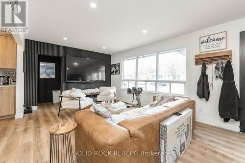 20 Norway Spruce Street, Ottawa, ON - Indoor Photo Showing Living Room