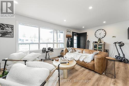 20 Norway Spruce Street, Ottawa, ON - Indoor Photo Showing Living Room