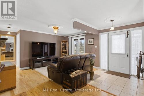 2 Joanne Crescent, Minto, ON - Indoor Photo Showing Living Room