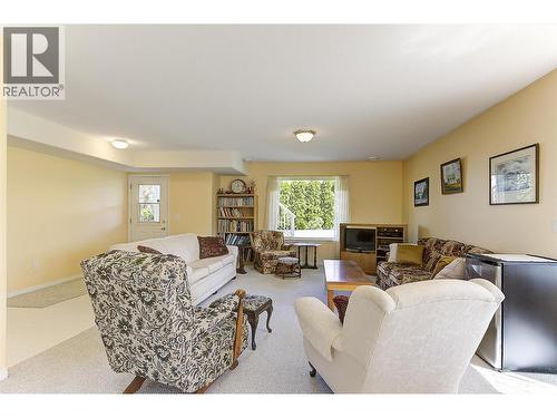3520 Fitzgerald Road, Kelowna, BC - Indoor Photo Showing Living Room