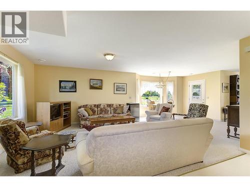 3520 Fitzgerald Road, Kelowna, BC - Indoor Photo Showing Living Room