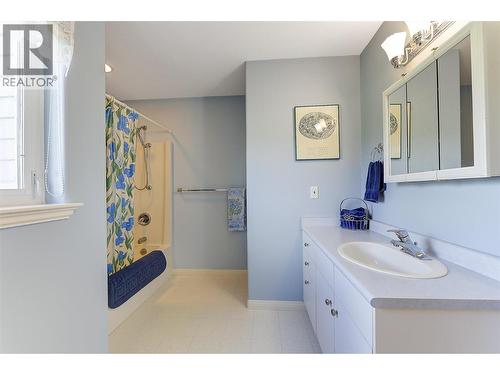 3520 Fitzgerald Road, Kelowna, BC - Indoor Photo Showing Bathroom