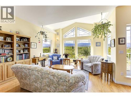 3520 Fitzgerald Road, Kelowna, BC - Indoor Photo Showing Living Room