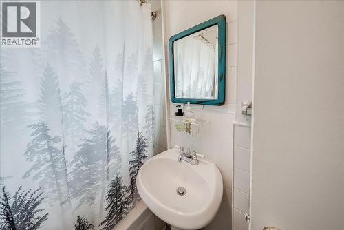 490 Austad Lane, Trail, BC - Indoor Photo Showing Bathroom