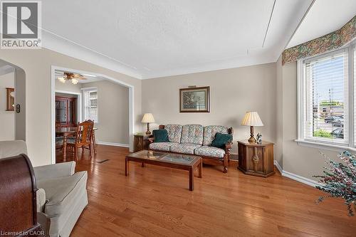 954 Queensdale Avenue E, Hamilton, ON - Indoor Photo Showing Living Room