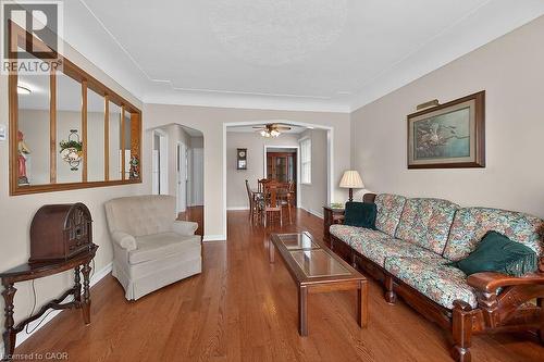 954 Queensdale Avenue E, Hamilton, ON - Indoor Photo Showing Living Room