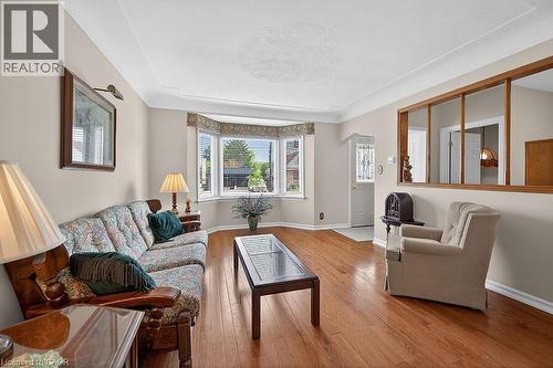 954 Queensdale Avenue E, Hamilton, ON - Indoor Photo Showing Living Room