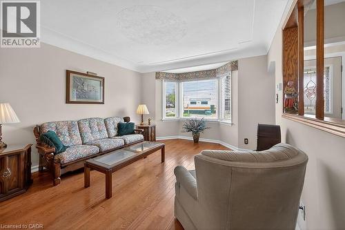 954 Queensdale Avenue E, Hamilton, ON - Indoor Photo Showing Living Room