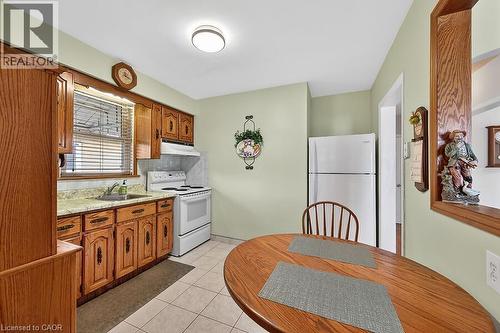 954 Queensdale Avenue E, Hamilton, ON - Indoor Photo Showing Kitchen