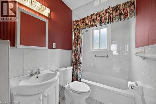 954 Queensdale Avenue E, Hamilton, ON - Indoor Photo Showing Bathroom