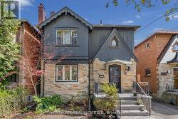555 CASTLEFIELD AVENUE Toronto, ON M5N 1L7