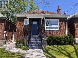 8 PRITCHARD AVENUE Toronto, ON M6N 1T1