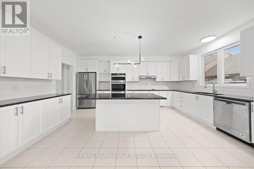 333 Haliburton Heights, Ottawa, ON - Indoor Photo Showing Kitchen With Upgraded Kitchen
