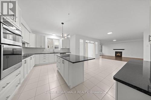 333 Haliburton Heights, Ottawa, ON - Indoor Photo Showing Kitchen With Upgraded Kitchen