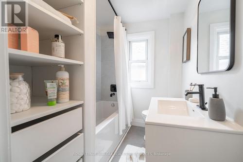 51 East 23Rd Street, Hamilton, ON - Indoor Photo Showing Bathroom