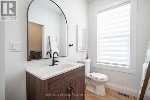51 East 23Rd Street, Hamilton, ON - Indoor Photo Showing Bathroom